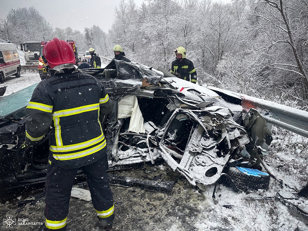 На Закарпатье столкнулись легковушка и пассажирский автобус: есть погибшие