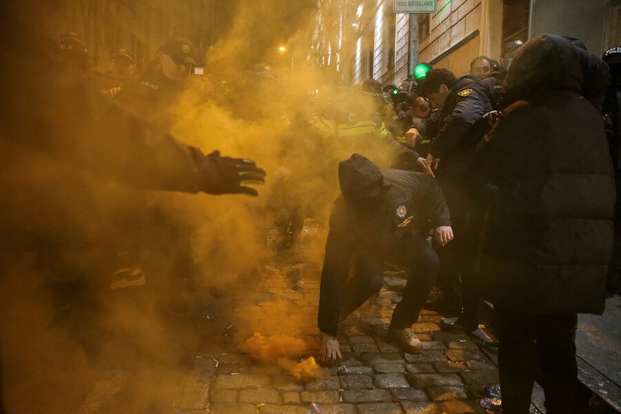 В Грузии публикуют многочисленные видео избиения силовиками мирных митингующих