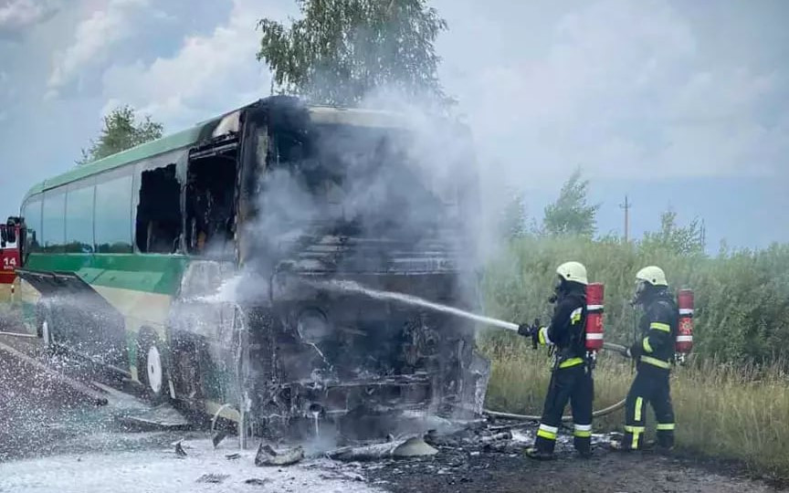 На Львовщине во время движения загорелся междугородний автобус