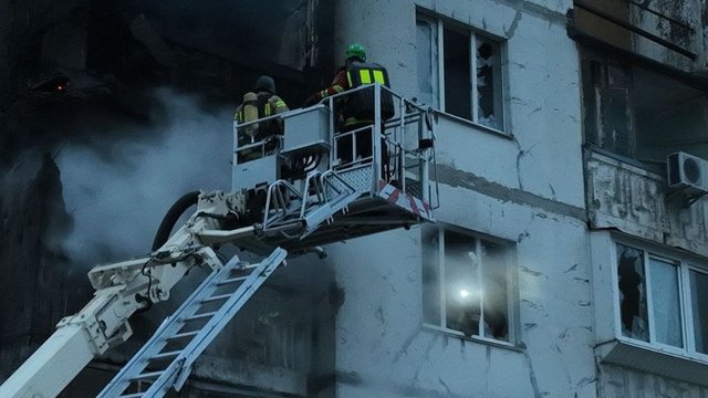 Двое раненых: РФ атаковала дронами Киев, в многоэтажке из-за падения обломков произошел пожар