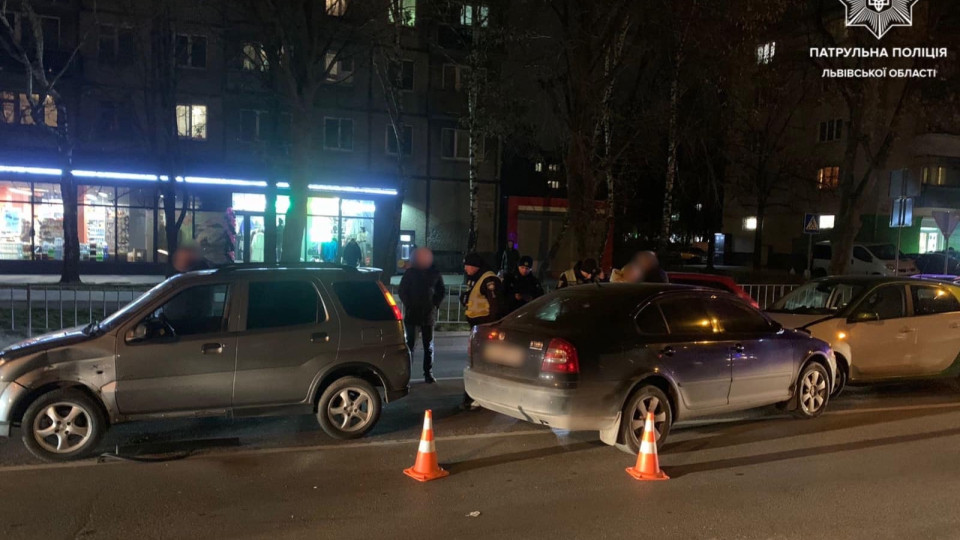 Во Львове водитель без страхового полиса и с алкоголем в крови разбил два авто