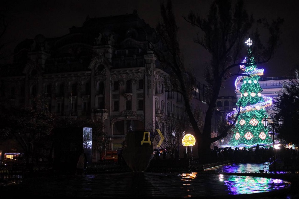 В центре Одессы с помощью генератора зажгли главную елку города  