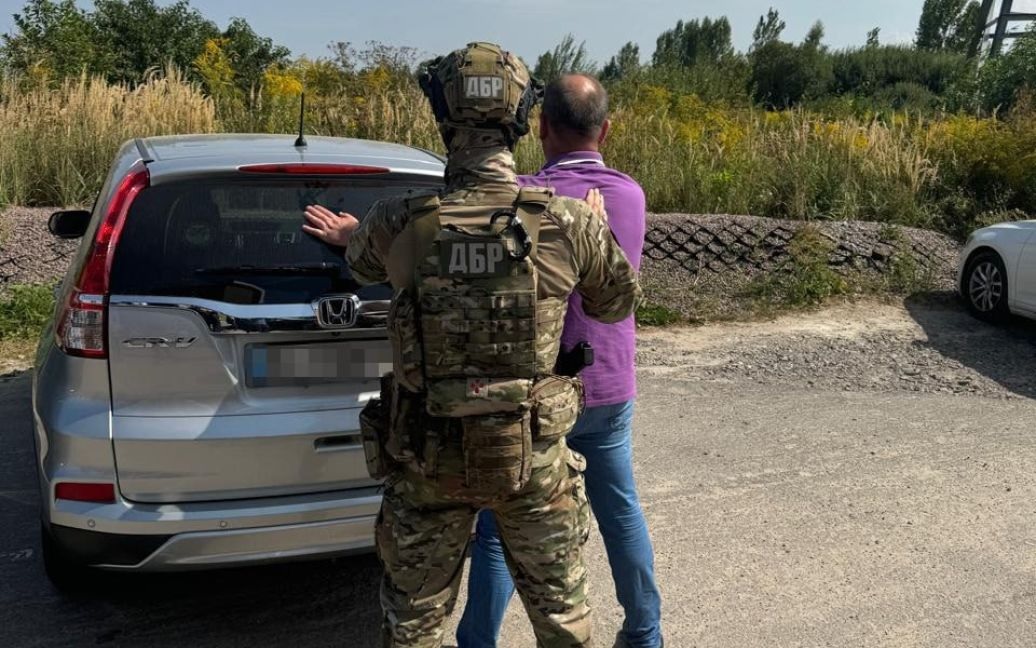 Требовали взятки за ввоз цветов: в Украине будут судить чиновника и инспекторов Госпродпотребслужбы