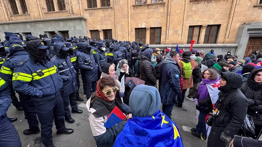 В парламенте Грузии начинаются &#171;выборы&#187; президента, под стенами собирается акция протеста 