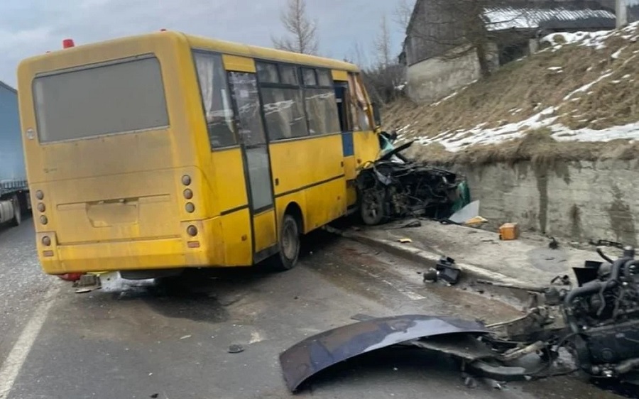 Пассажирский автобус во Львовской области попал в ДТП: четыре человека погибли