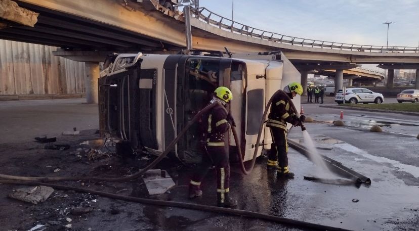 В Киеве фура упала с Южного моста