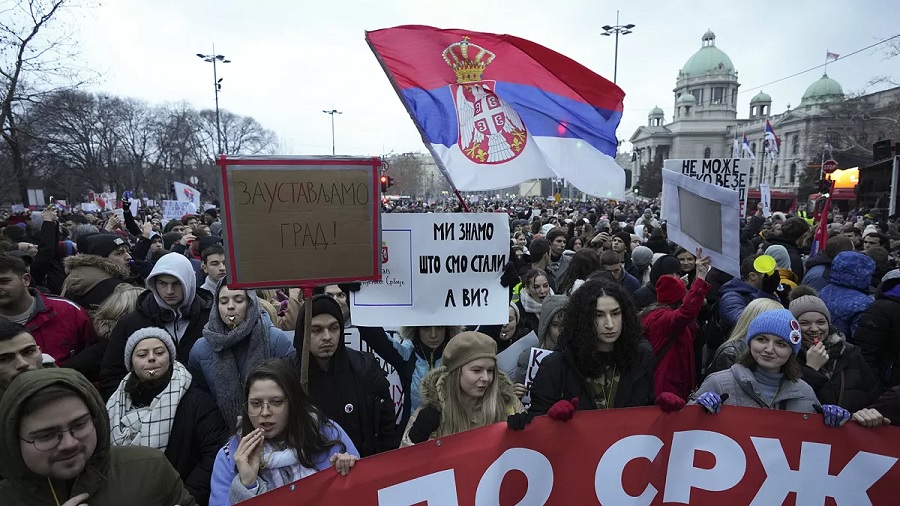 В Сербии на группу протестующих наехало авто: пострадала девушка