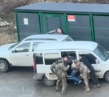 Военкомы во Львове били ногами мужчину возле мусорных баков, сажая в бус &#8212; соцсети