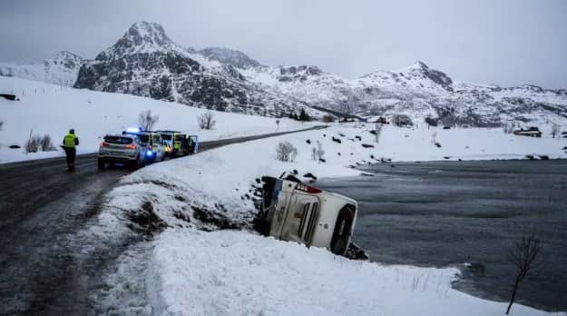 В Норвегии упал в воду автобус с туристами