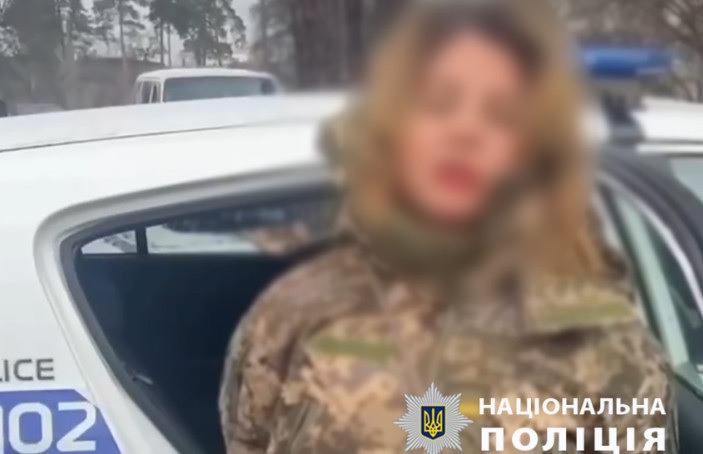 В Киеве водитель в военной форме наехала на полицейского