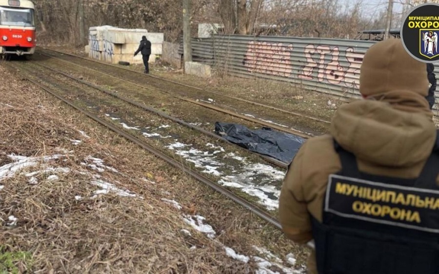 В Киеве на остановке транспорта умер окровавленный мужчина