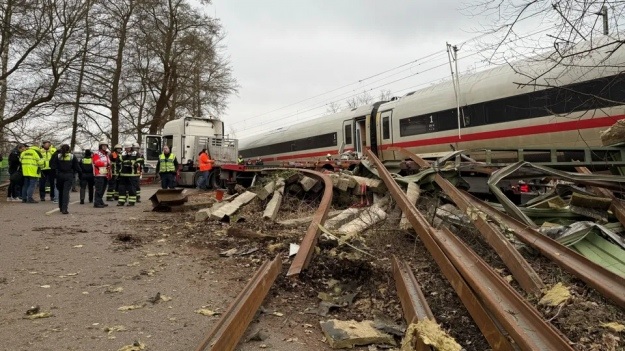 Возле Гамбурга в Германии поезд наехал на грузовик, есть пострадавшие