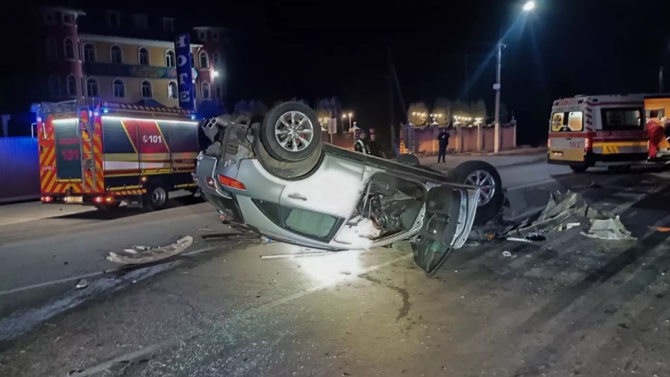 В Черновцах автомобиль перевернулся автомобиль, водитель госпитализирован