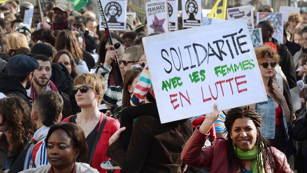 Во Франции прошли многотысячные демонстрации за права женщин
