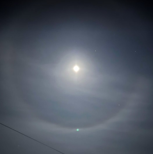 В небе над Киевом заметили уникальное природное явление — лунное гало