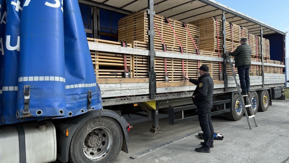 Украинские таможенники остановили грузовик с контрабандным дубом на почти миллион гривен
