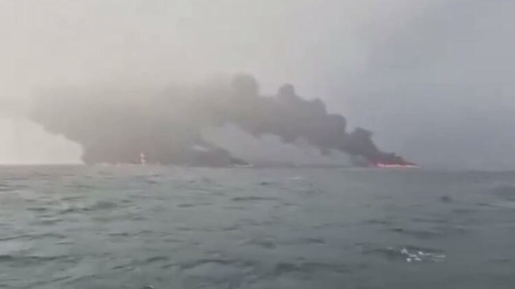 Контейнеровоз с грузом цианистого натрия врезался в танкер с топливом под флагом США у берегов Британии