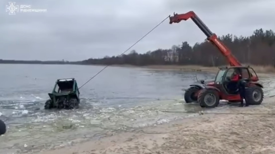На Ровненщине трактор вместе с водителем провалился под лед