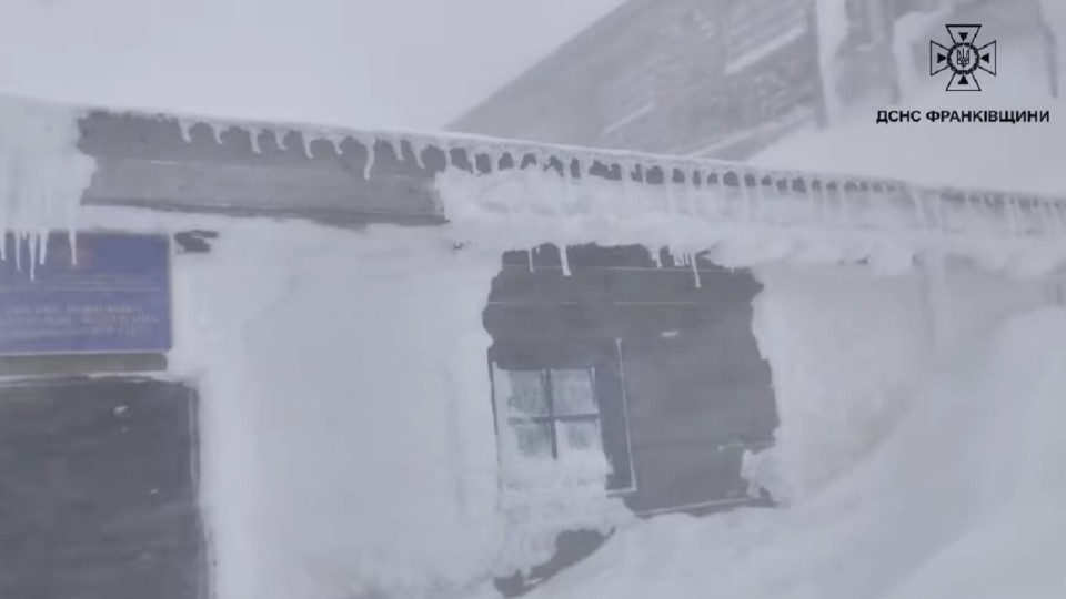 На горе Поп-Иван похолодало до -12 градусов, намело снега до 30 сантиметров