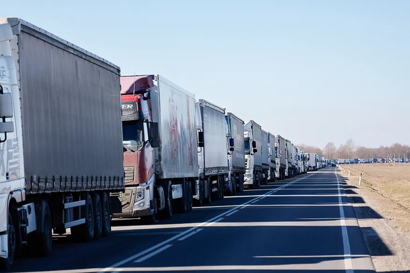 Около 1300 польских фур и автобусов застряли в Беларуси из-за закрытия границы