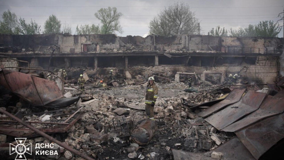 Число погибших в Киеве из-за российской атаки возросло до 10-ти, спасательные работы продолжаются