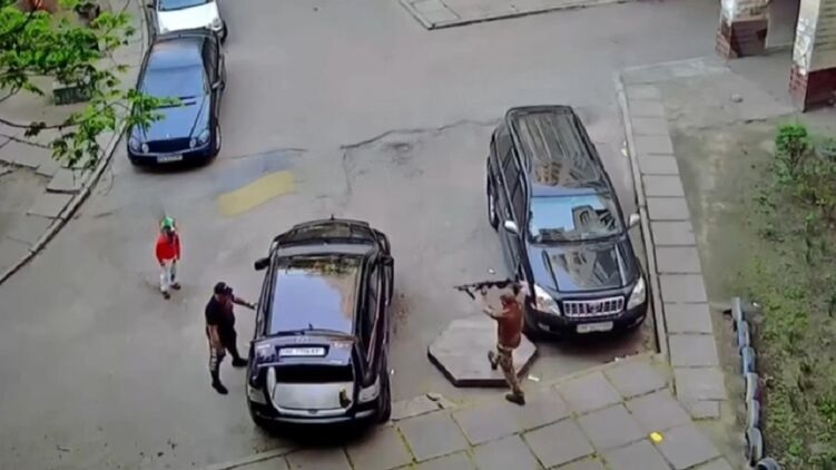 В Каменском пьяный военный устроил пальбу из автомата во дворе многоэтажки и целился в ребенка