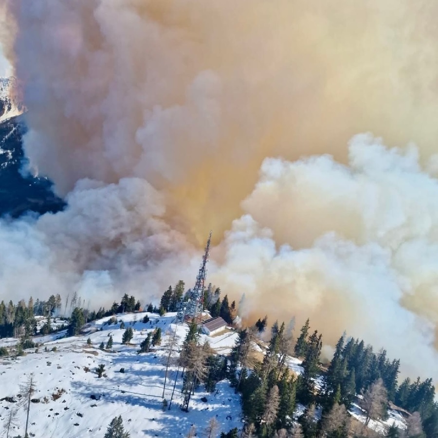 Пожар в Италии на границе со Швейцарией уничтожил 100 гектаров леса