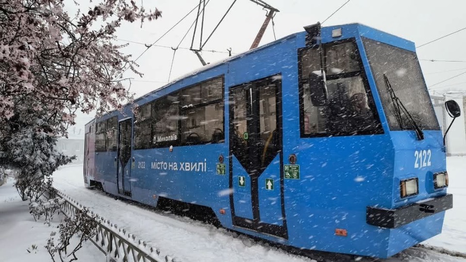 В Николаеве из-за снега и метели электротранспорт движется с задержками
