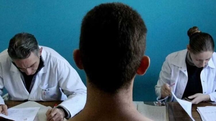 В Ивано-Франковске мужчина при проверке документов укусил военкома за ногу и был избит