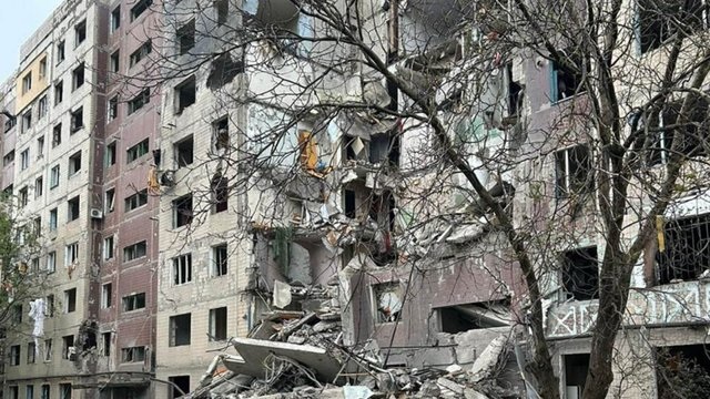 Россияне сбросили авиабомбу на многоэтажку в Константиновке: ранены не менее 12 гражданских