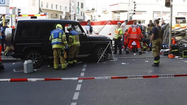 В немецком Штутгарте автомобиль въехал в толпу людей, есть пострадавшие