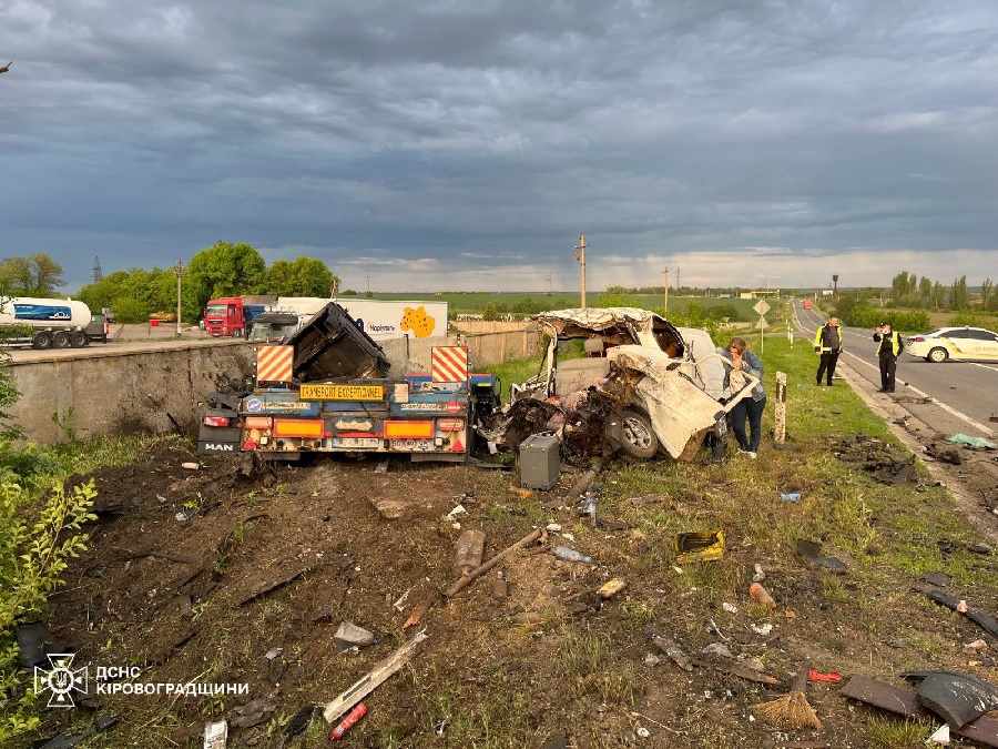 Трое погибших: в Кировоградской области столкнулись в ДТП микроавтобусы, автомобиль, грузовик