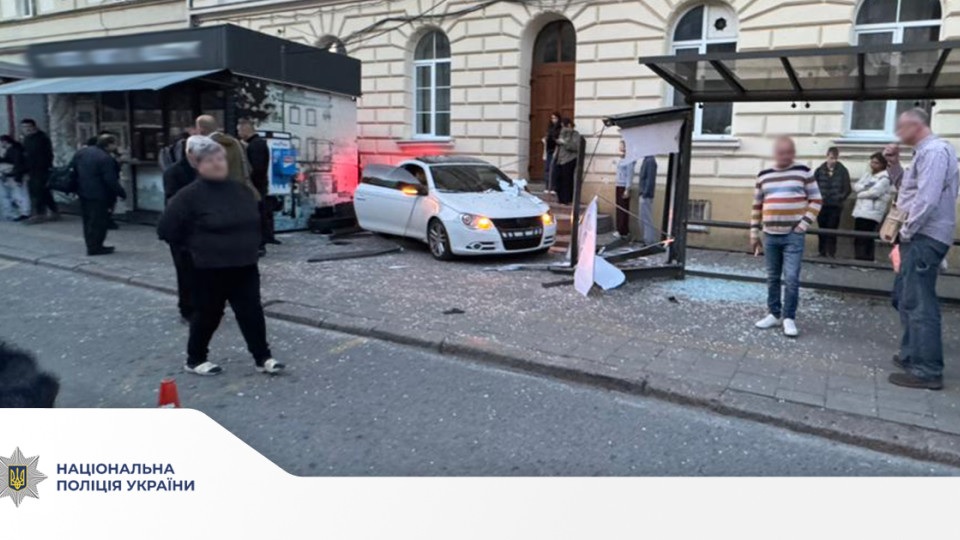 Во Львове автомобиль выехал на остановку общественного транспорта, где сбил женщину