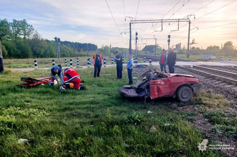 Двое погибших: в Ровенской области поезд раздавил автомобиль ВАЗ