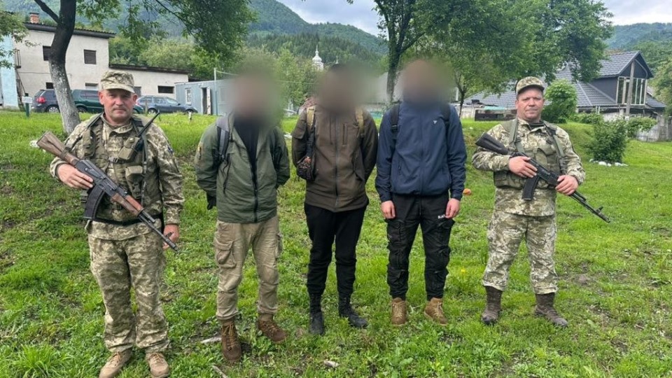 В высокогорье Карпат с помощью дрона отыскали трех замерзших и голодных мужчин