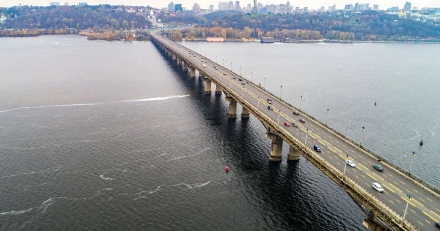 В Киеве рушится мост Патона, жители города показали убедительные кадры
