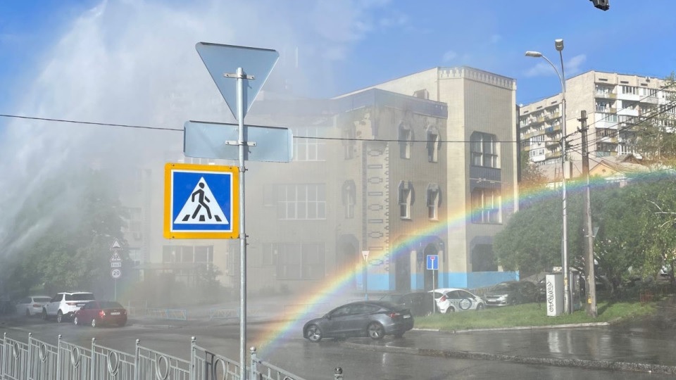 В Киеве на улицах образовались &#171;фонтаны&#187; воды из-за поврежденных участков теплосети