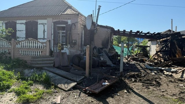 Шестеро человек ранены: в Донецкой области зафиксированы обстрелы со стороны РФ, разрушены здания, горели автомобили