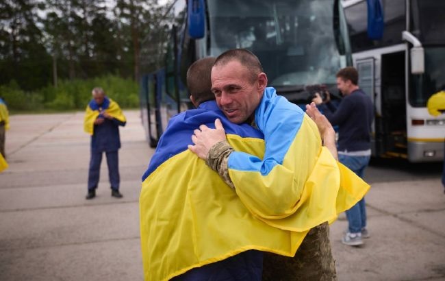 Во второй день обмена пленными в Украину вернули 27 защитников Мариуполя в числе 307 украинских военных