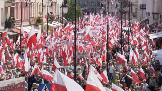 Тысячи людей в Варшаве собрались на два параллельных марша кандидатов в президенты