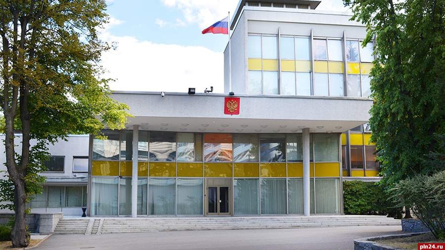 В Швеции беспилотник сбросил емкость с краской на посольство РФ