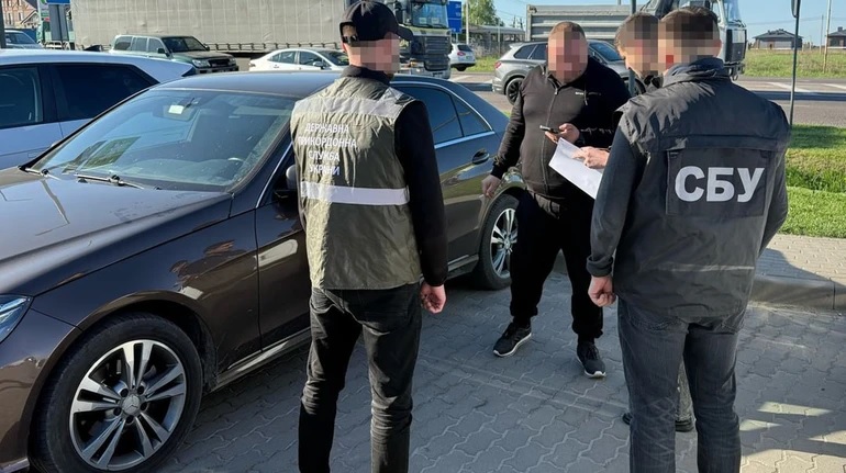 В Украине раскрыли масштабную схему ввоза автомобилей под видом гумпомощи для ВСУ