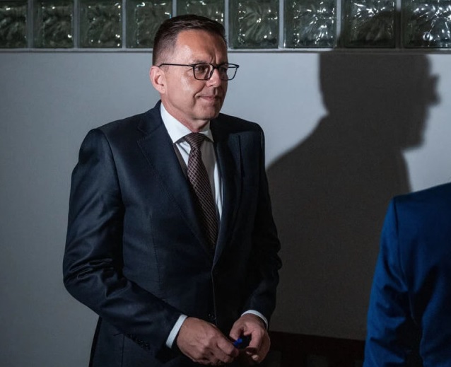 Главу Нацбанка Словакии Петра Кажимира признали виновным в коррупции