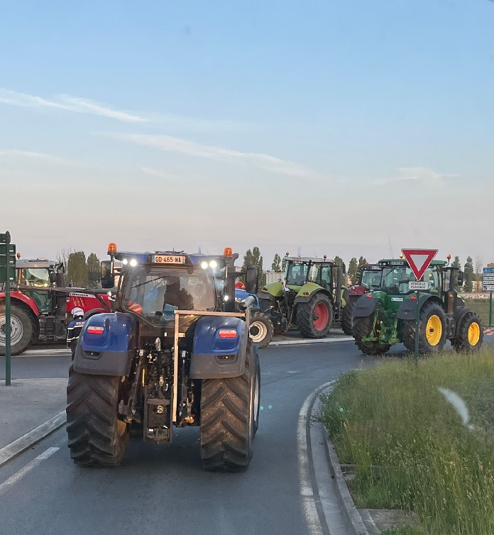 В Париже из-за акции протеста аграрии возникли задержки в движении транспорта