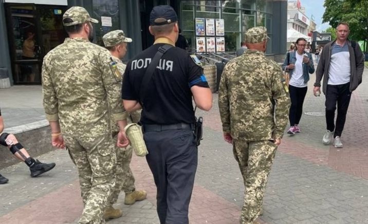 В Черкассах мужчина угрожал взорвать гранаты, когда представители ТЦК хотели проверить документы