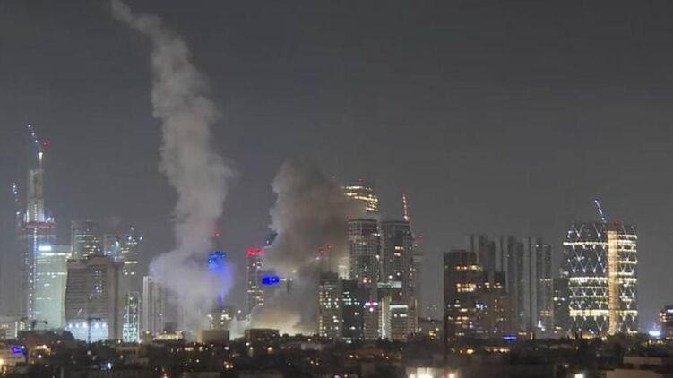 Вечером Иран запустил сотни баллистических ракет в сторону Израиля