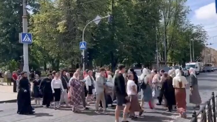 В Черновцах силой захватили Свято-Духовский собор УПЦ: избили двух священников