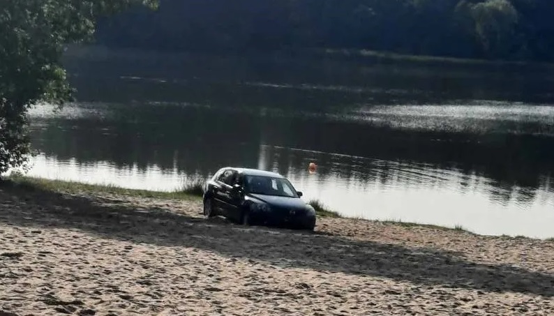 В Житомире водитель без водительских прав заехал на машине на детский пляж в гидропарке, застрял в песке и скрылся