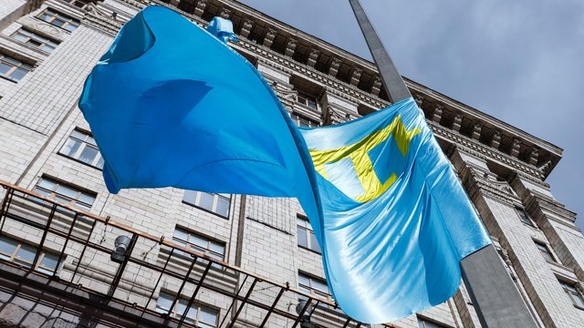 В Киеве подняли крымскотатарский флаг в знак солидарности