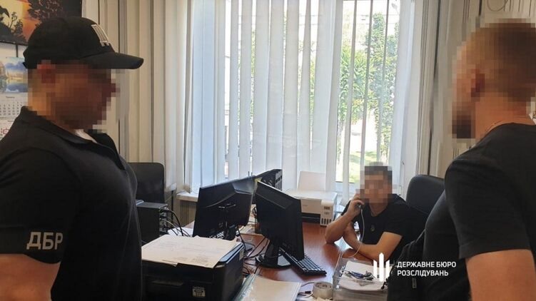 В Днепре за одну-две тысячи долларов правоохранители удаляли информацию о розыске уклонистов из базы